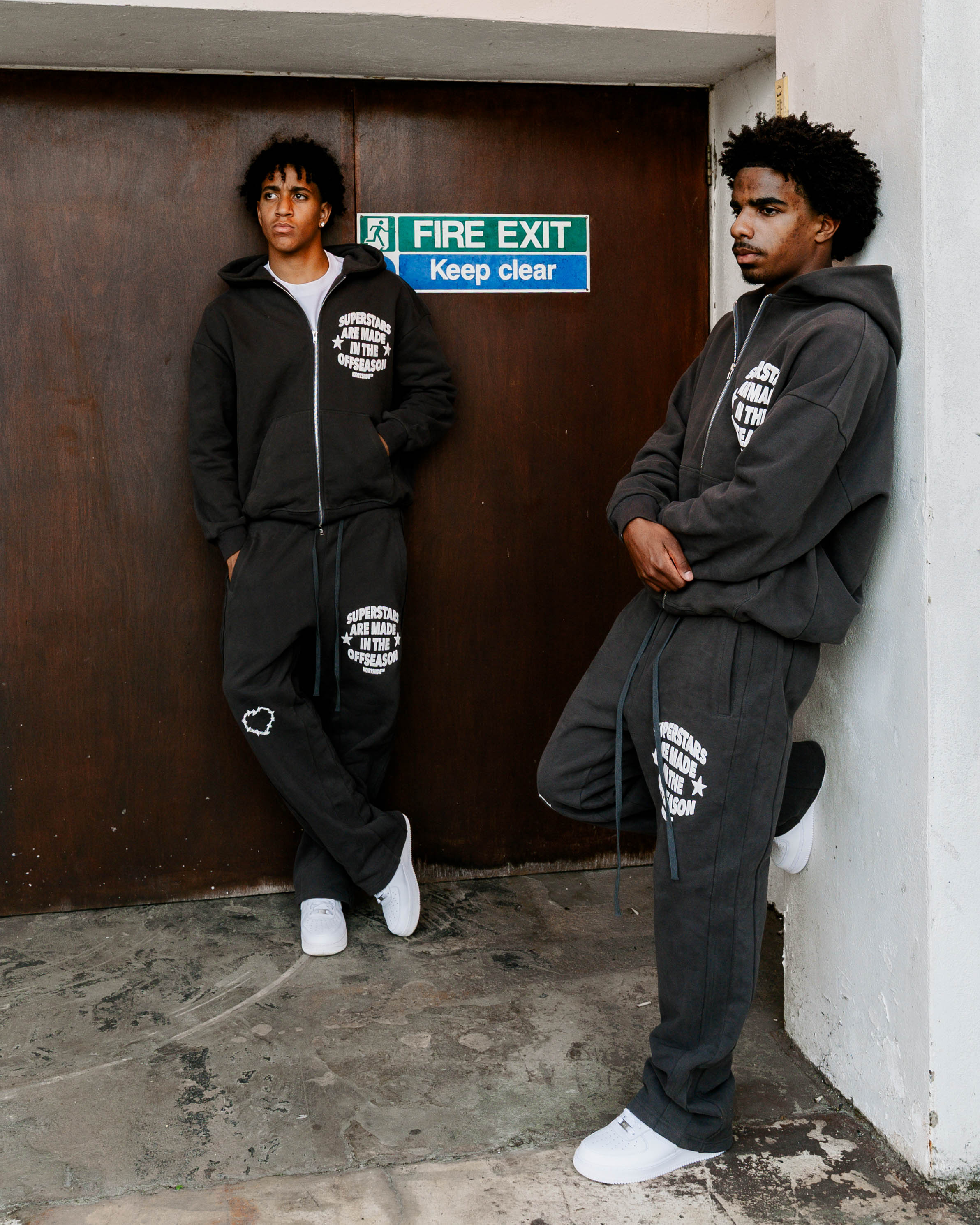 Model view of kortsiide Superstar Straight Leg Charcoal Grey Sweatpants